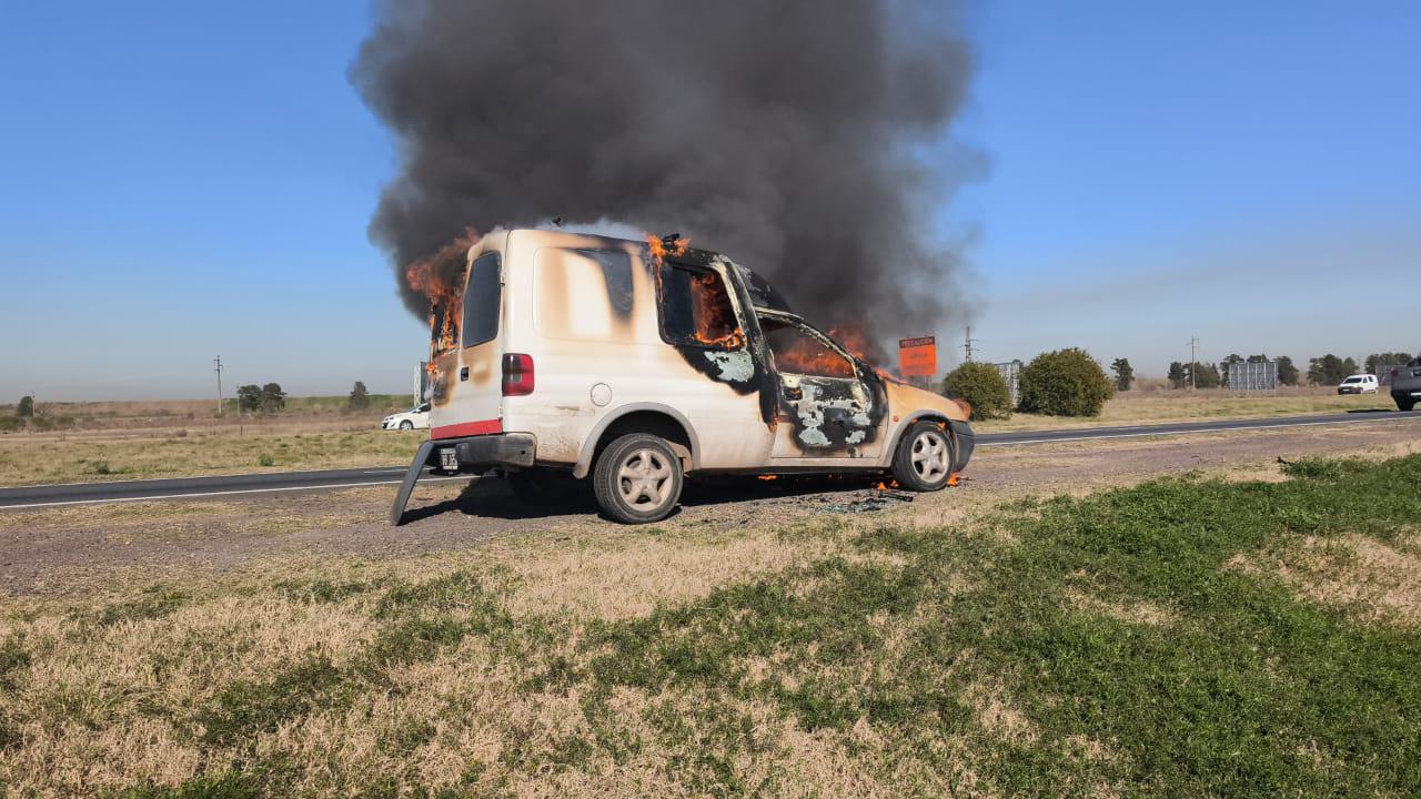 Fuego y caos en la Autopista: una camioneta se incendió a la altura de Funes y recomiendan evitar la zona